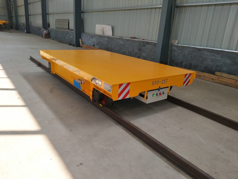 Vehículo de transporte ferroviario de baja tensión