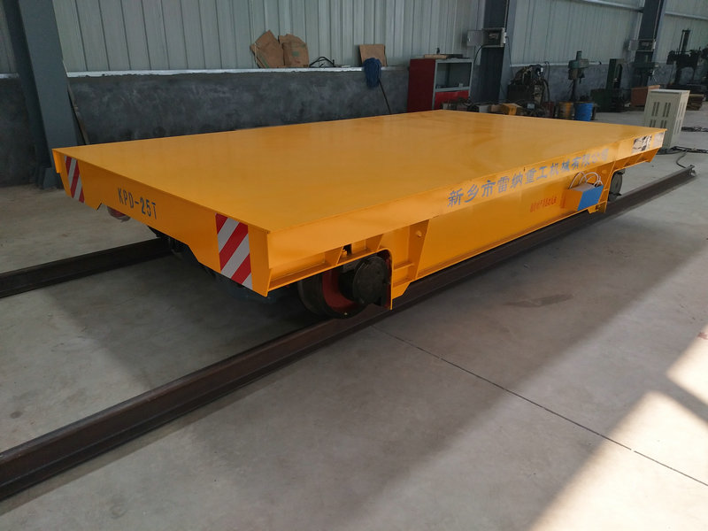 Vehículo de transporte ferroviario de baja tensión